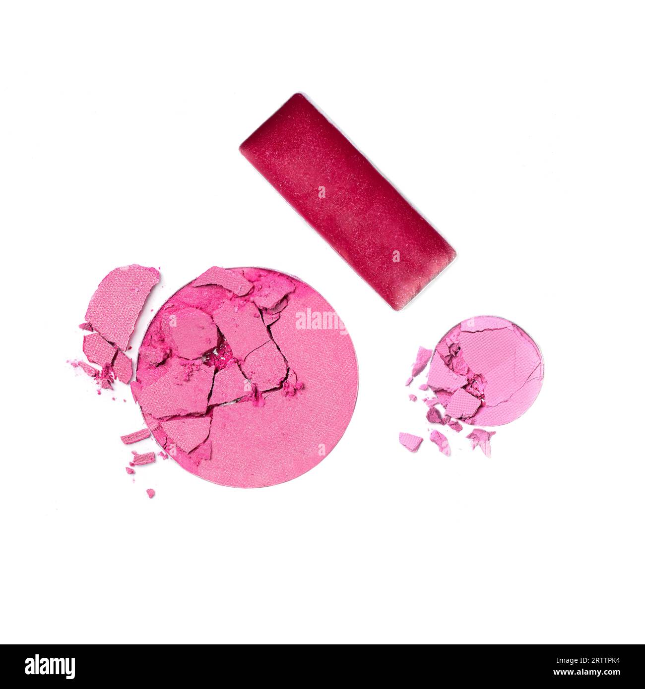 Set aus Lidschatten und Rouge isoliert auf weiß. Zerkleinerte rosa Rouge- und Lidschattenstruktur. Stockfoto
