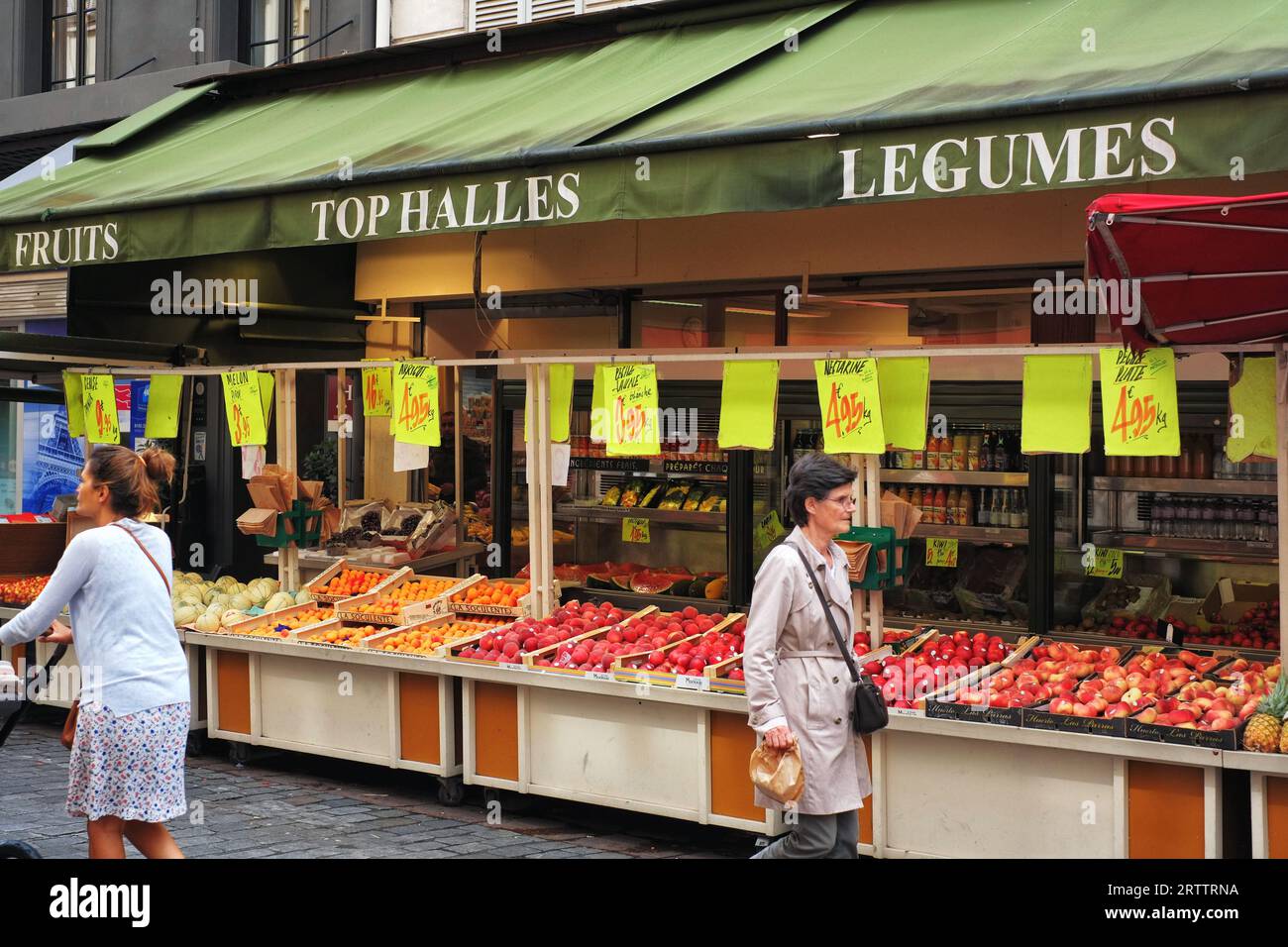 Obstladen und allgemeiner Lebensmittelmarkt „Top Halles“ in einem Einkaufszentrum in der Rue de Grenelle, Paris, Frankreich Stockfoto