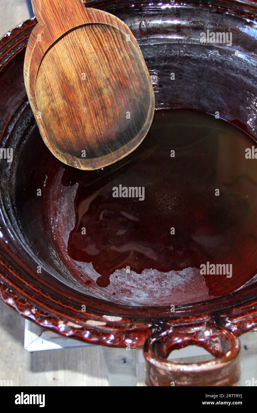 Das Kochen von Lebensmitteln in Tontöpfen und Pfannen ist aufgrund seines hohen Bleigehalts gefährlich, Schmelz ist gesundheitsschädlich, da es die Lebensmittel kontaminiert Stockfoto