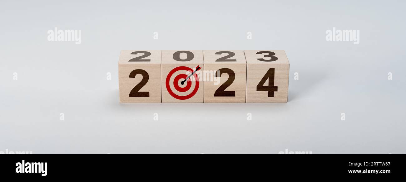 2024 Aktionsplan. Würfel mit Text 2024, Geschäftsplan, Ziel, Aktion