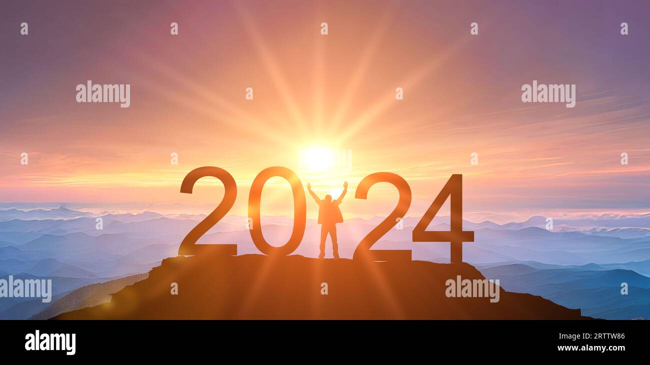 2024. Neujahr 2024, Motivation für Neuanfang, inspirierendes Zitat. Der Mensch trifft die Morgendämmerung in den Bergen für das neue Jahr 2024. Neuanfang Motivation Inspiration Stockfoto