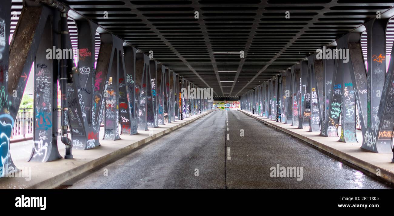 Hamburg, Deutschland. August 2023. Blick auf die Fahrspur der Oberhafenbrücke. Credit: Markus Scholz/dpa/Picture Alliance/dpa | Markus Scholz/dpa/Alamy Live News Stockfoto