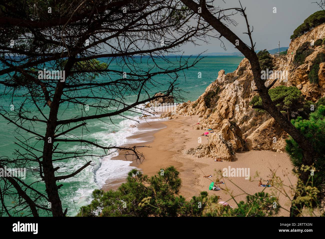 Roca Pins Strand in Calella. Ein malerischer Strand zwischen den Felsen. Mittelmeerküste in Spanien. Costa del Maresme. Strand in der Nähe von Barcelona Stockfoto