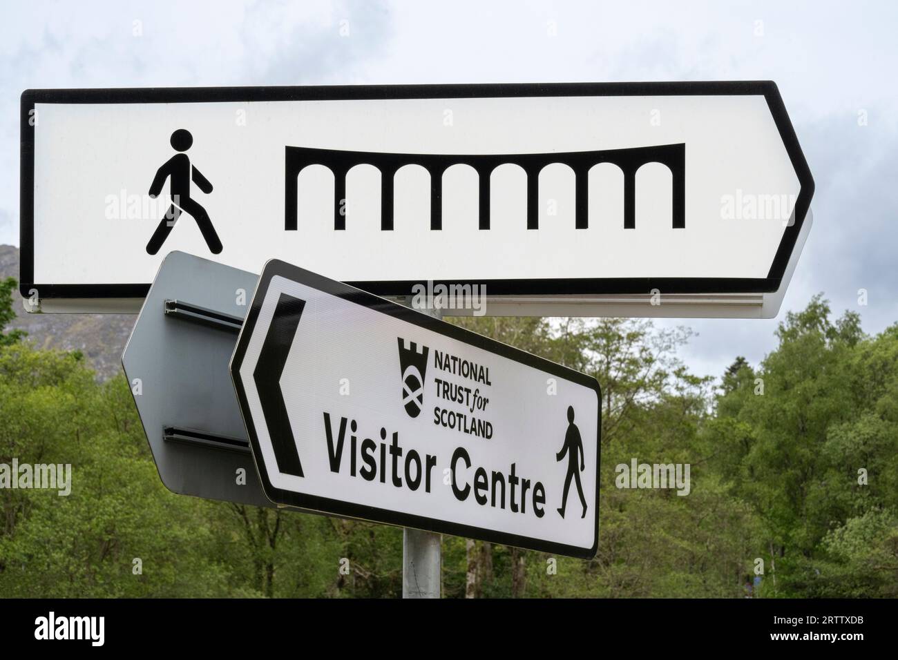 Wegweiser zum Glenfinnan Viaduct und zum National Trust zum Jacobite Monument Stockfoto