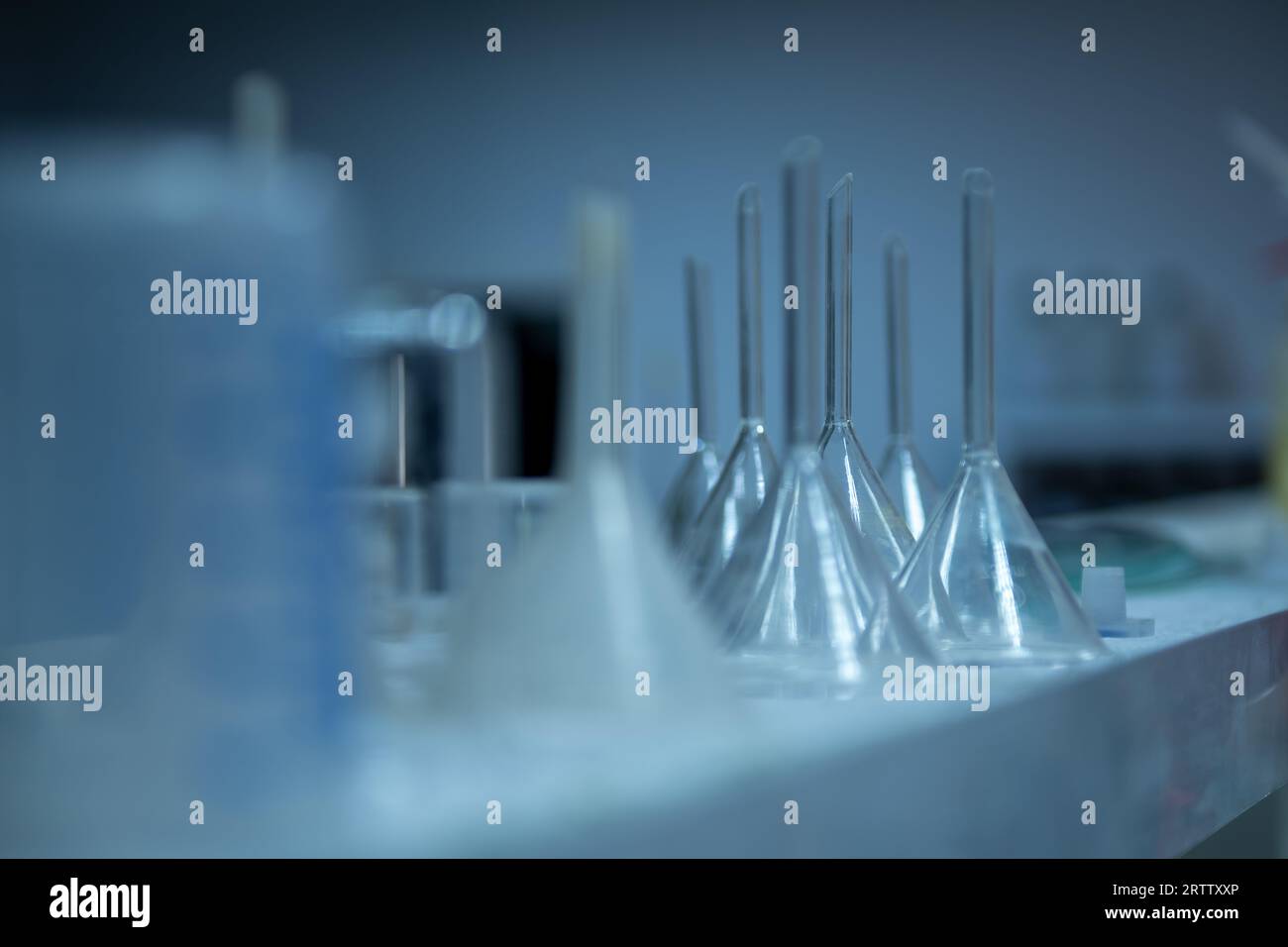 Foto des Chemielabor-Glasgefäßtrichters Stockfoto