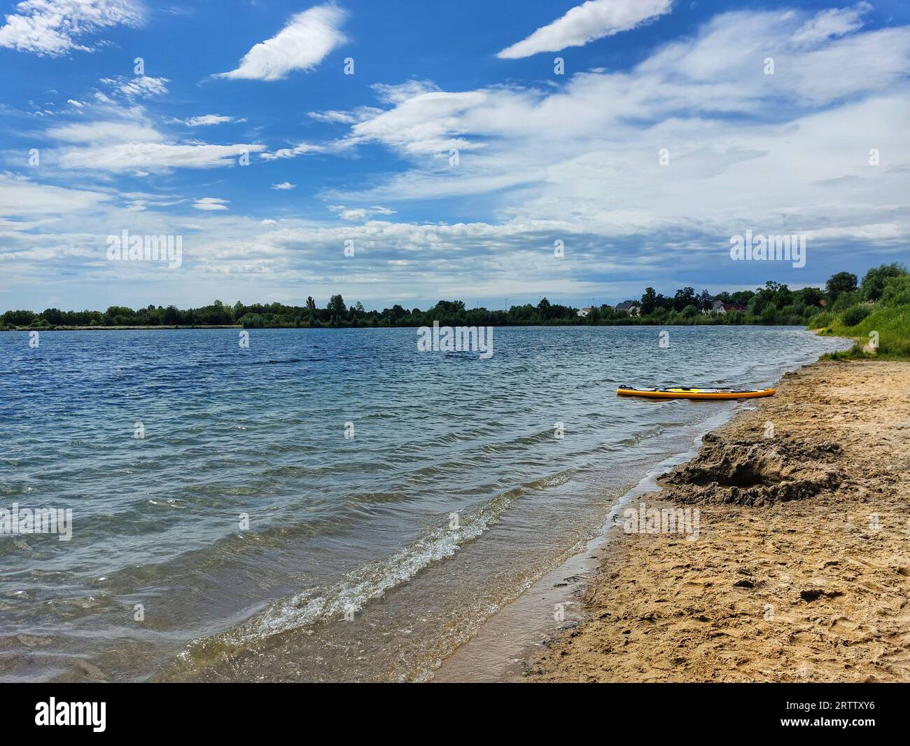 Sommer an einem deutschen See mit Kanu. Stockfoto