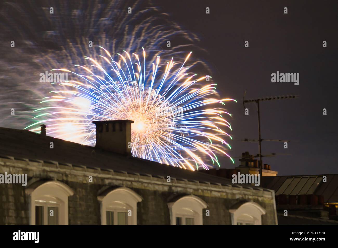 Jeden Samstagabend im Sommer werden die königlichen Gärten von Château de Versailles von Tausenden von Lichtern aus dem Feuerwerk bedeckt Stockfoto