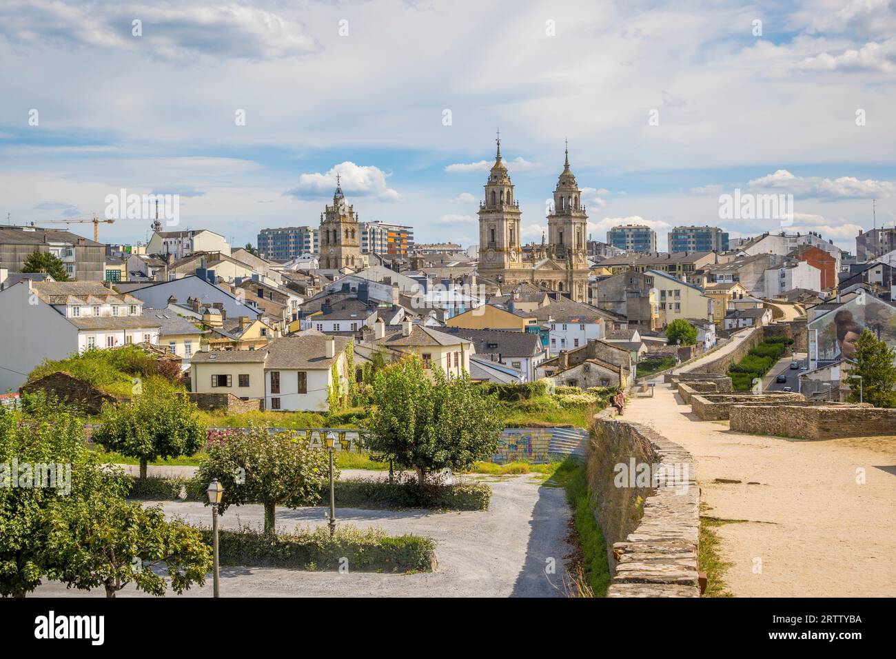 Lugo, Spanien, 6. September 2023: Blick auf das Stadtbild von Lugo, mit römischer Festungsmauer und Kathedrale Stockfoto