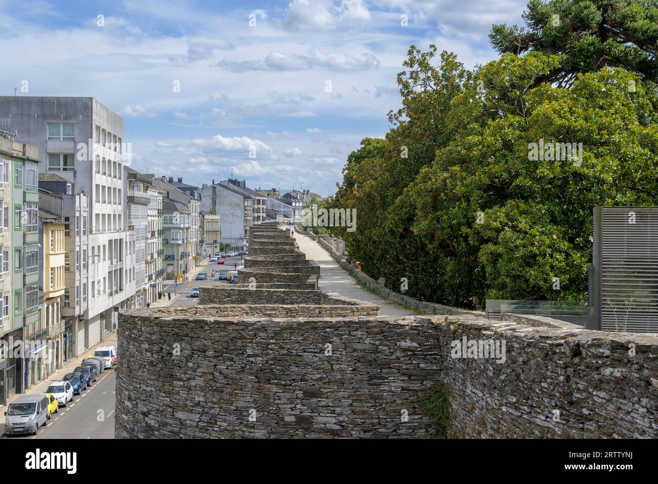 Lugo, Spanien, 6. September 2023: Blick auf die alte römische Mauer, die die Stadt umgibt, die sich entlang des Camino primitivo befindet Stockfoto