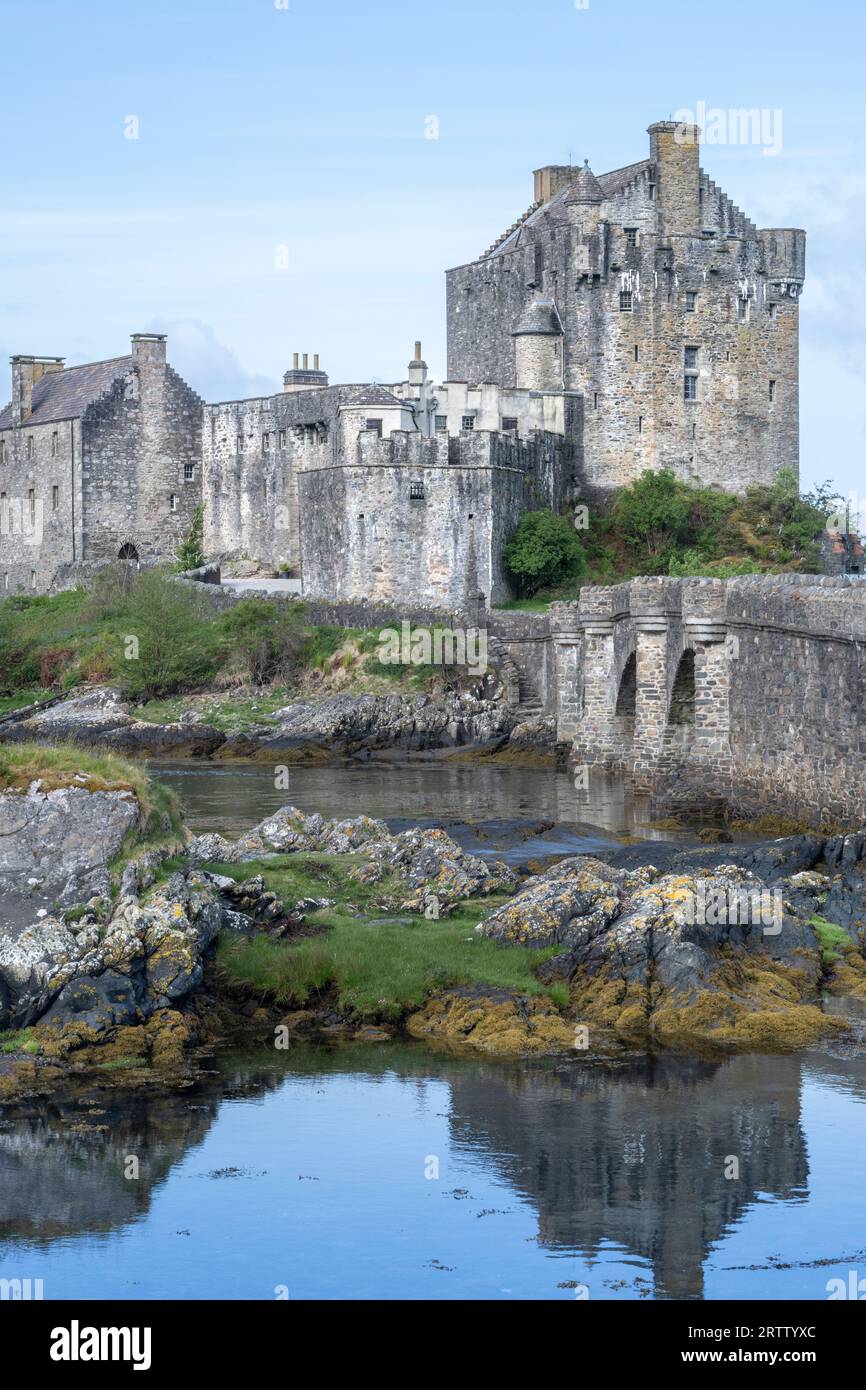 Eilean Donan Castle in den schottischen Highlands bei Dornie, umgeben von drei Seerochs Stockfoto