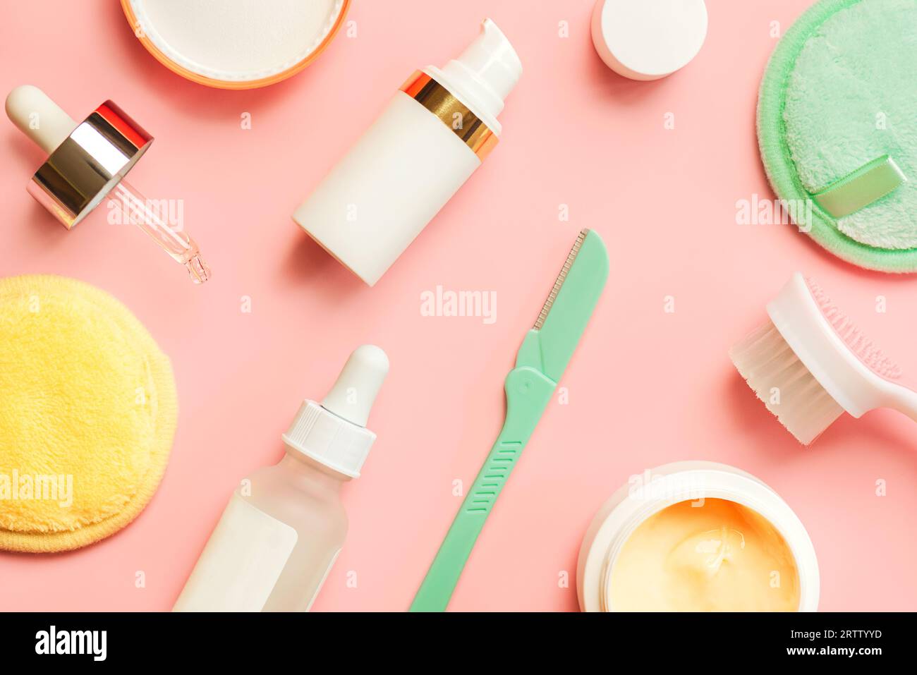 Komposition mit Kosmetikset für Hautpflege und Schönheit, wiederverwendbaren farbigen Pads aus Baumwolle, Reinigungsbürste und Dermaplaning-Tool o Stockfoto