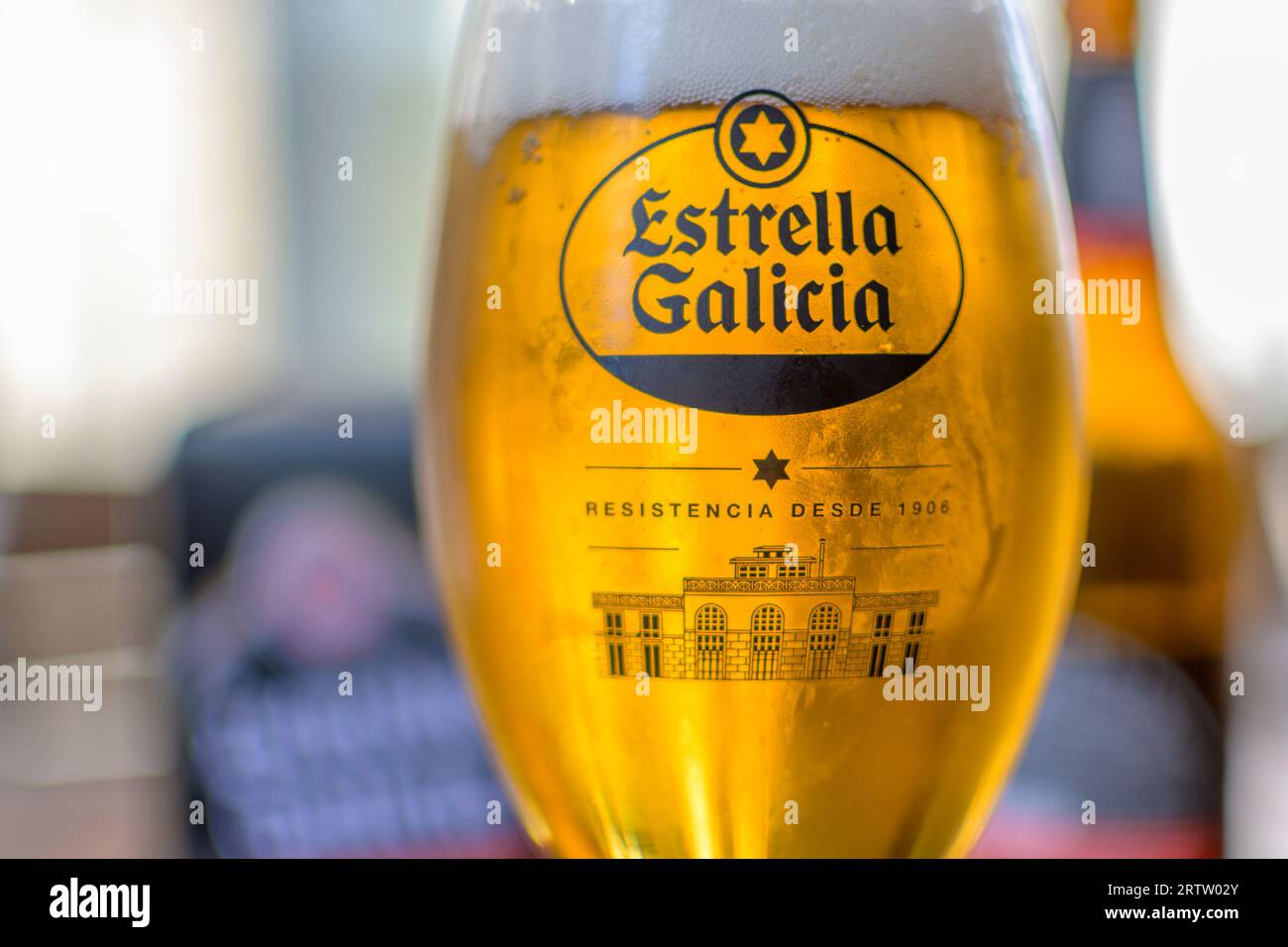 Lugo, Spanien, 6. September 2023: Illustrativer Leitartikel: Estrella Galicia Bier Glas Nahaufnahme Stockfoto