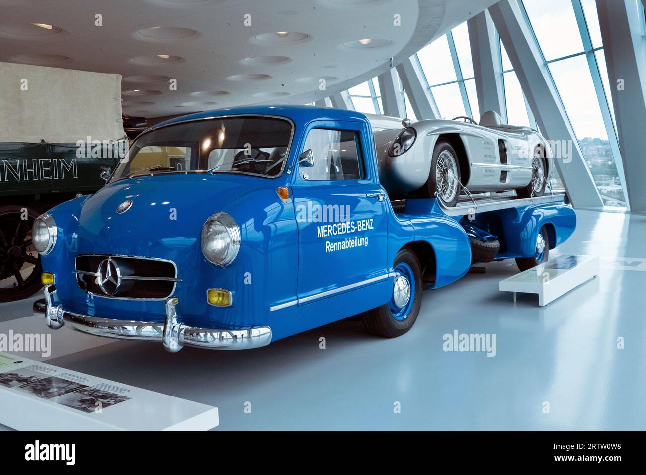 1955 Rennwagen-schnell Transporter mit Mercedes SLR Rennwagen im Mercedes-Benz Museum Stuttgart Deutschland Stockfoto
