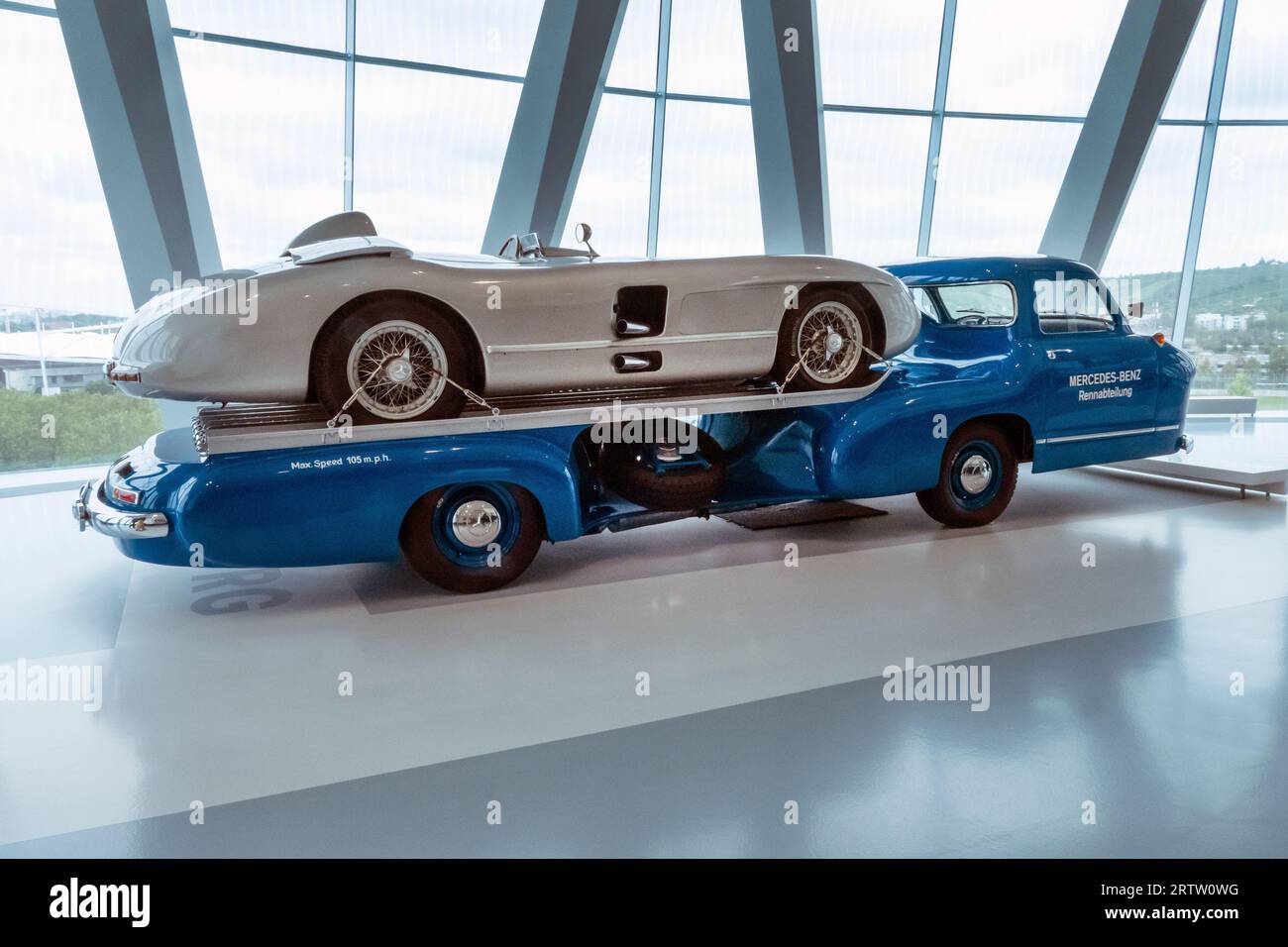 1955 Rennwagen-schnell Transporter mit Mercedes SLR Rennwagen im Mercedes-Benz Museum Stuttgart Deutschland Stockfoto
