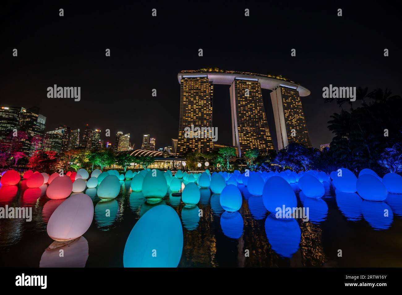 Marina Bay, Singapur - 30. Dezember 2019: Nächtliche Skyline in Gardens by the Bay und Marina Bay Sands mit einem neuen Jahr-Glücksballon Stockfoto