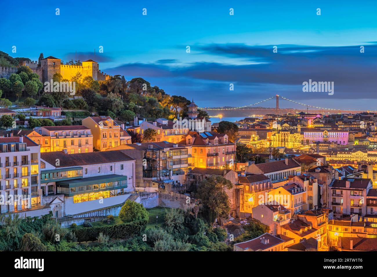 Lissabon, Portugal, Skyline der Stadt bei Sonnenuntergang im Viertel Baixa von Lissabon und Schloss Saint George Stockfoto