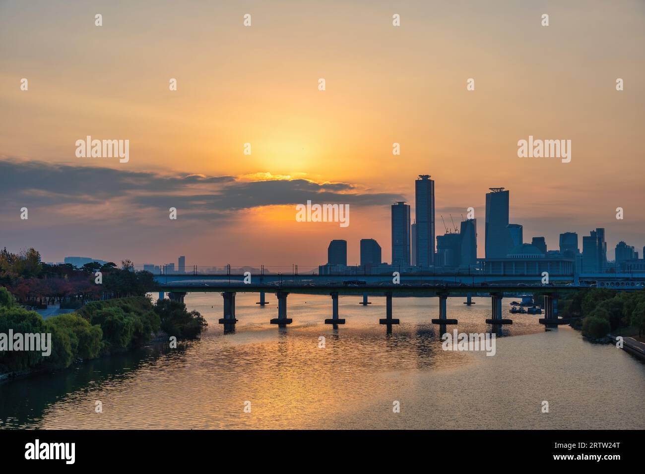 Seoul Südkorea, Skyline der Stadt bei Sonnenaufgang mit Wolkenkratzern am Yeouido und Han River Stockfoto
