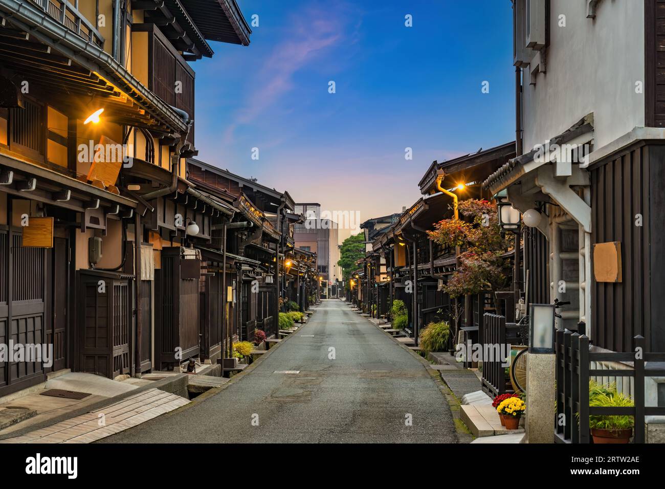 Takayama Gifu Japan, Skyline der Stadt bei Sonnenaufgang in der Altstadt von Takayama, Sannomachi Street in der Herbstsaison Stockfoto