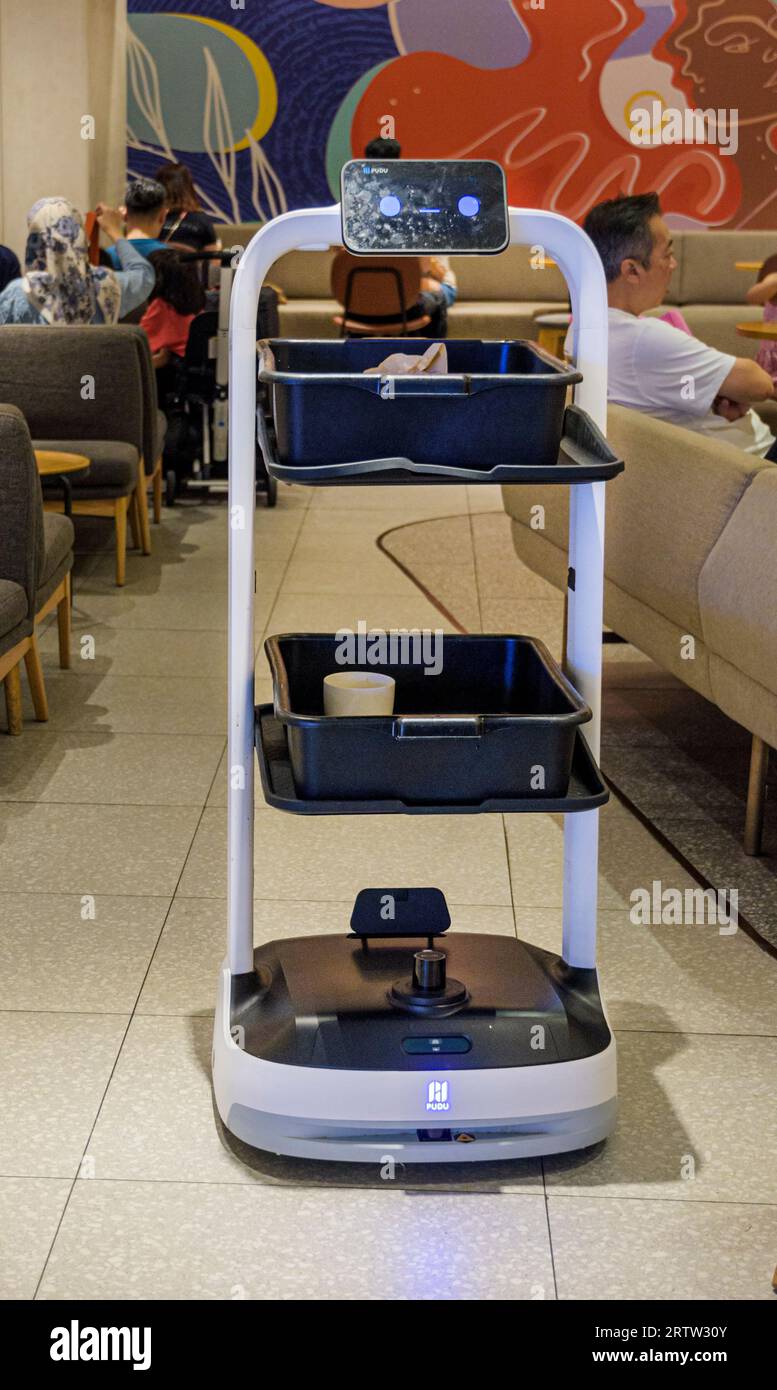 Autonomes Roboter-Liefersystem von Pudu Robotics im Einsatz in einem Starbucks Restaurant in Singapur Stockfoto