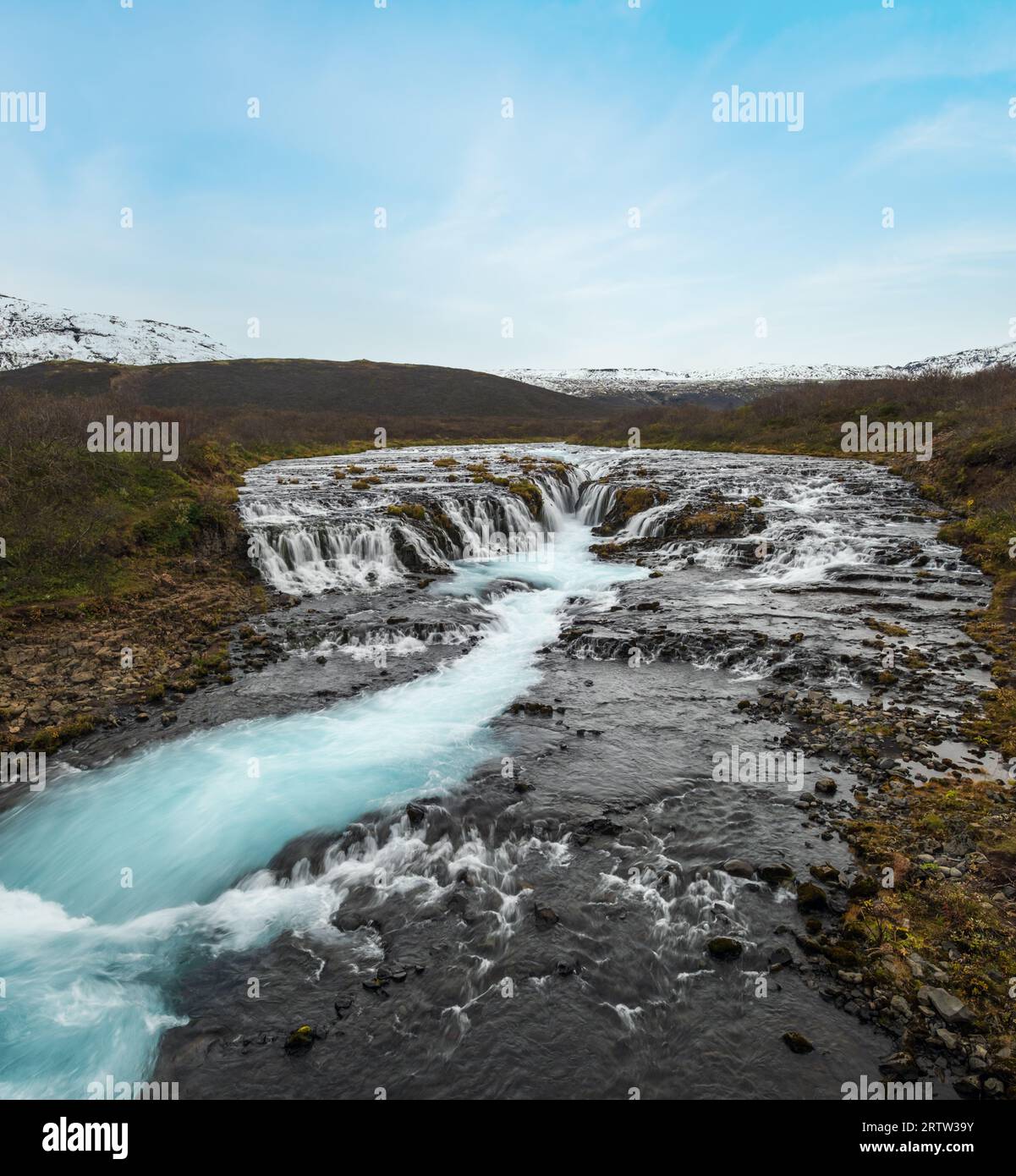 Malerischer Wasserfall Bruarfoss Herbstansicht. Die Jahreszeit ändert sich im südlichen Hochland Islands. Stockfoto