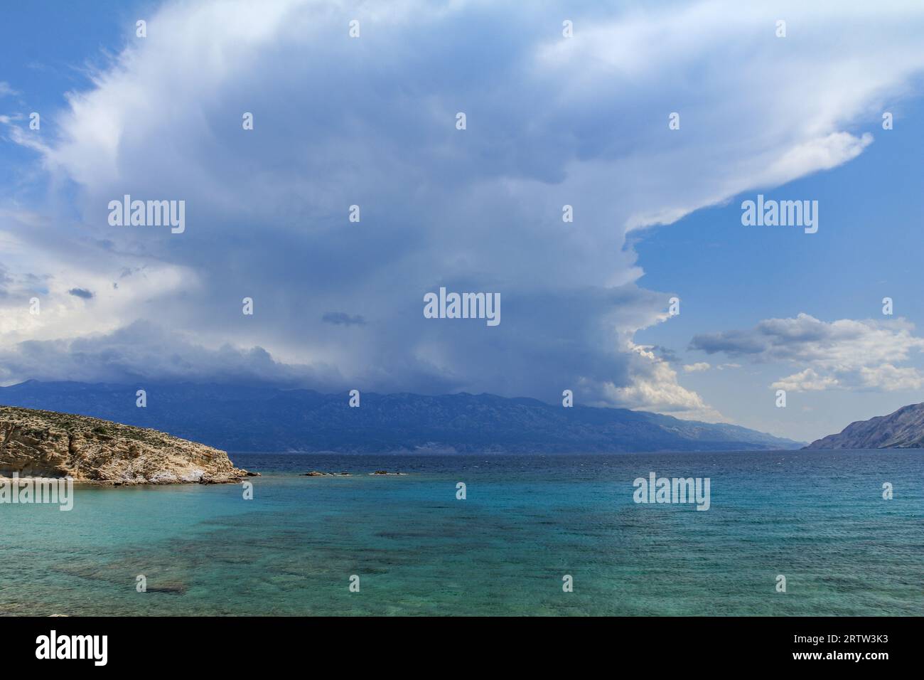 Steiniger wilder Kastelina Strand auf der Insel Rab in Kroatien und wilde Natur azurblaue Adria Stockfoto