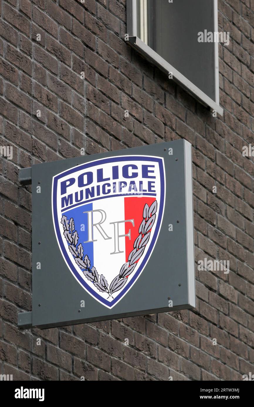 Gemeindepolizeigebäude und -Schild in Frankreich. Die Stadtpolizei ist die örtliche Polizei von Städten und Gemeinden in Frankreich außerhalb der Hauptstadt Stockfoto