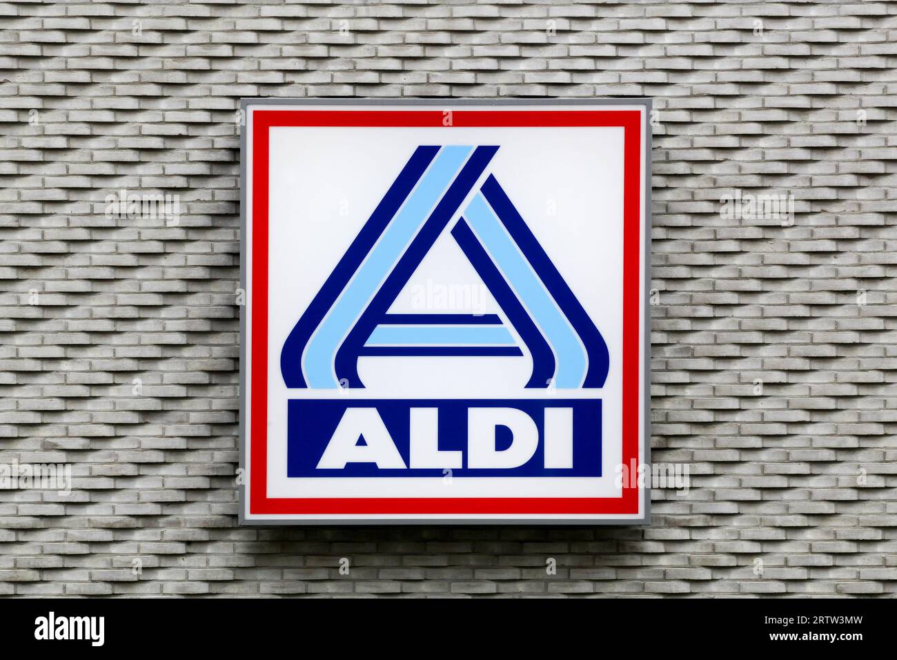 Aldi-Logo an der Wand. Aldi ist eine führende globale Discount-Supermarktkette mit über 10 000 Geschäften in 18 Ländern Stockfoto