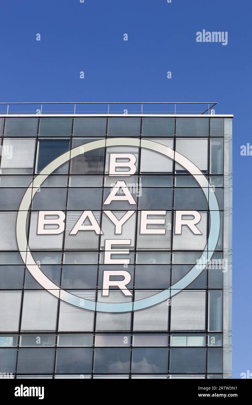 Bürogebäude von Bayer. Bayer ist ein deutsches, multinationales Chemie- und Pharmaunternehmen, das in Barmen, Deutschland, gegründet wurde Stockfoto