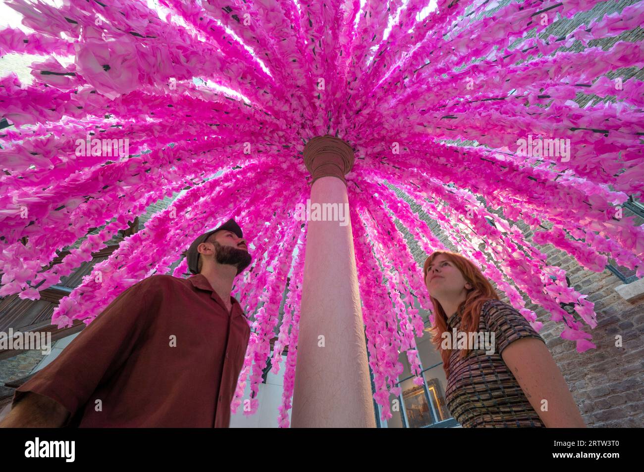 V&A, LONDON, GROSSBRITANNIEN. September 2023. Für das London Design Festival 2023 haben die V&A fünf Installationen von internationalen zeitgenössischen Designern in Auftrag gegeben, die die globale Kraft des Designs feiern, um Gemeinschaften zu binden. Bild: „Hana Mikoshi“ Eine 5 Meter hohe Sitzinstallation, bedeckt mit 50.000 Kirschblüten aus japanischem Washi-Papier. Das Washi-Papier wurde von Handwerkern in Japan handgefertigt und von V&A-Besuchern im Sommer auf die Struktur aufgetragen. Die Installation ist inspiriert vom Mino Matsuri Festival in Japan. Quelle: Malcolm Park/Alamy Live News Stockfoto