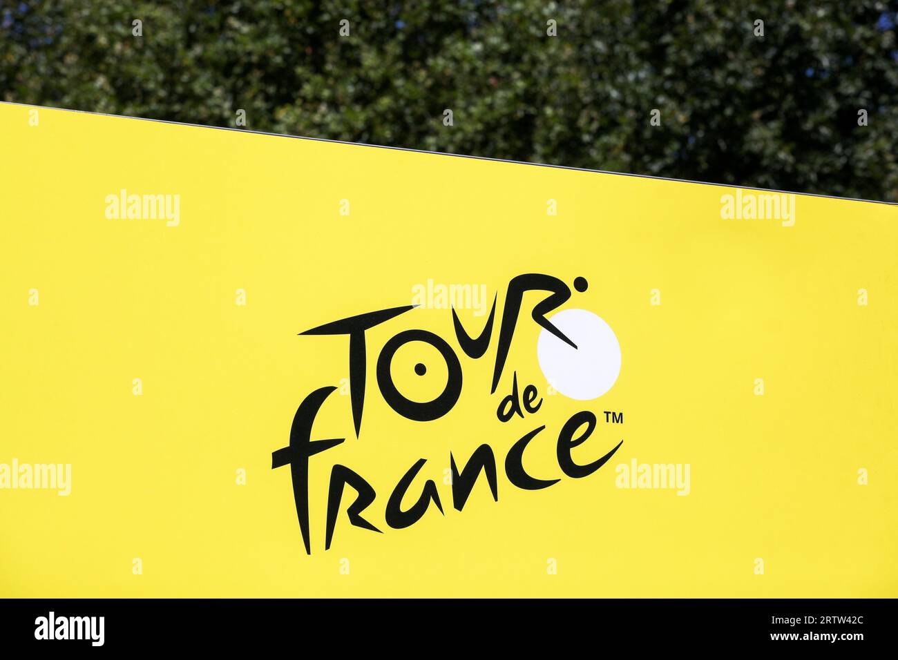 Logo der Tour de France Radtour an einer Wand. Die Tour de France ist ein jährlich stattfindendes mehrstufiges Radrennen, das hauptsächlich in Frankreich stattfindet Stockfoto