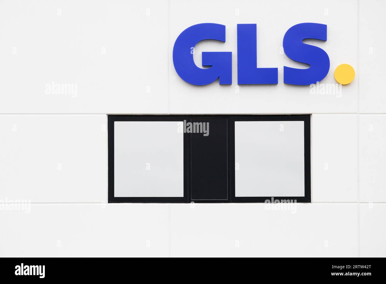 GLS-Logo an der Wand. General Logistics Systems ist ein niederländisches, britisches Logistikunternehmen mit Sitz in Amsterdam, das 1999 gegründet wurde Stockfoto