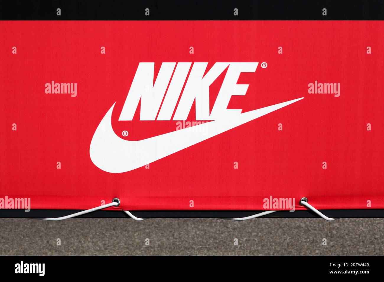 Nike Logo auf einem Banner. Nike ist ein amerikanisches Unternehmen, das sich auf Sportausrüstung spezialisiert hat Stockfoto