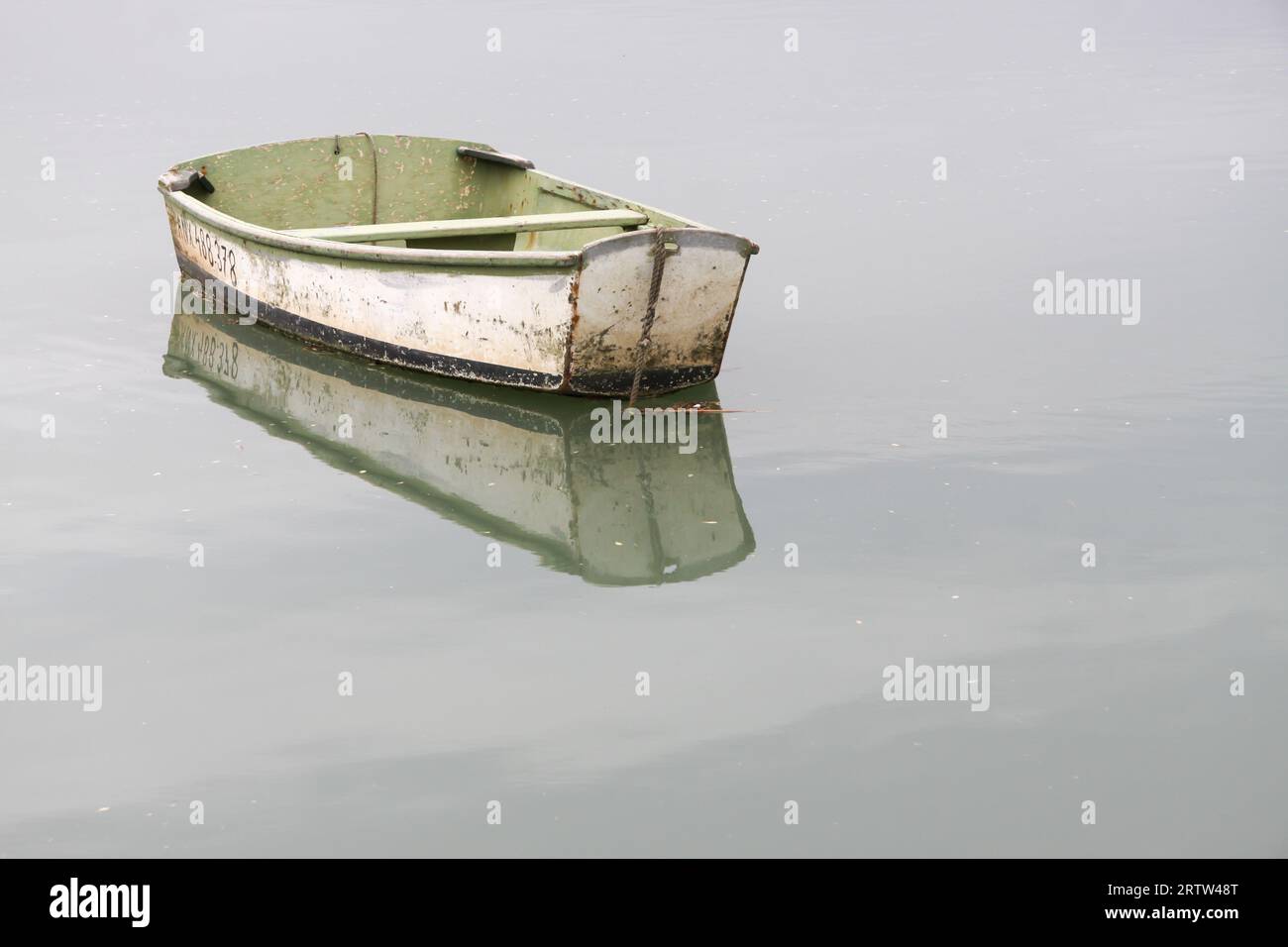 Kleines Boot auf dem Meer Stockfoto