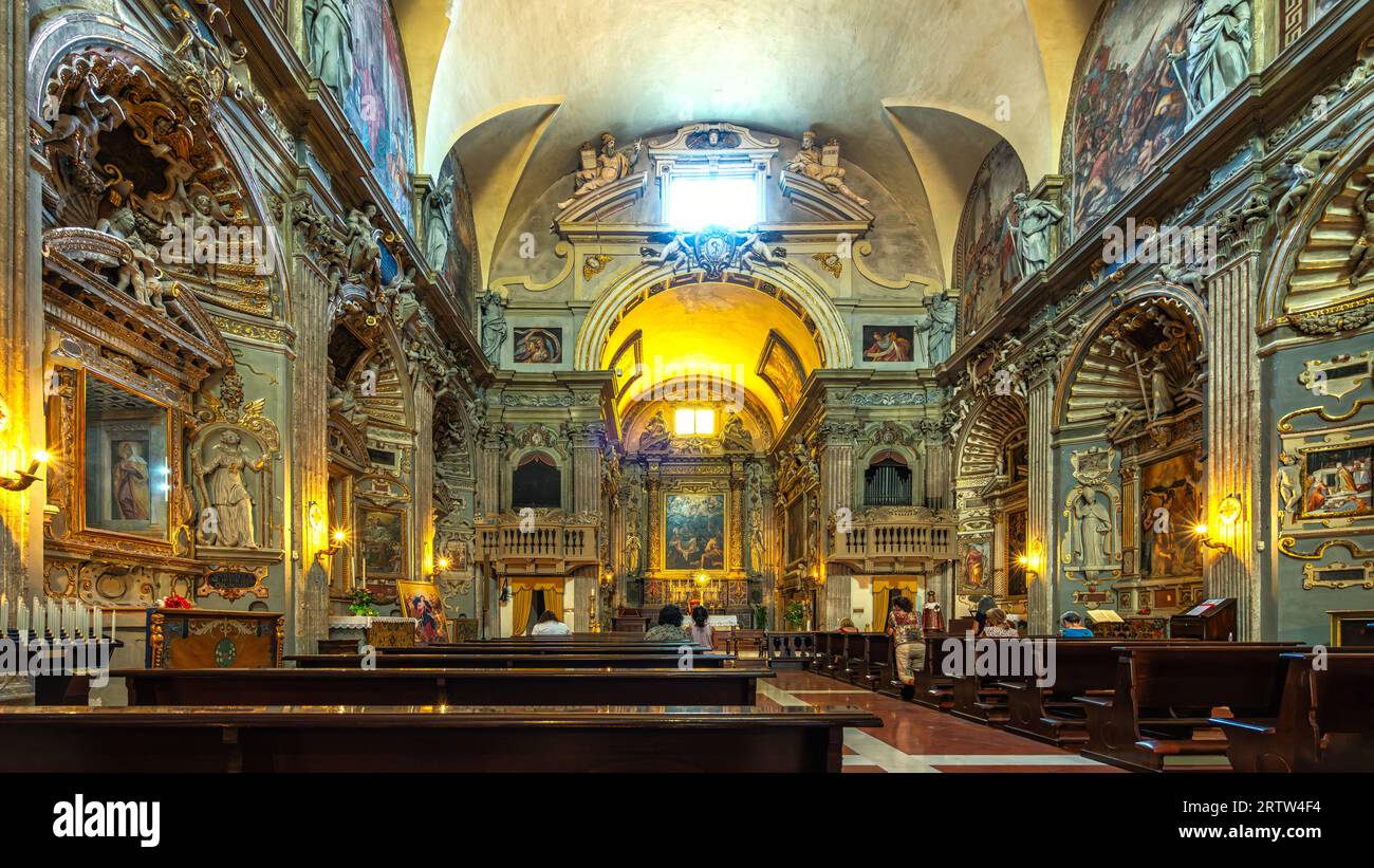 Das Innere der Kirche Santa Maria della Carità im Stil der Spätrenaissance mit goldenen Dekorationen im Barockstil. Ascoli Piceno Stockfoto