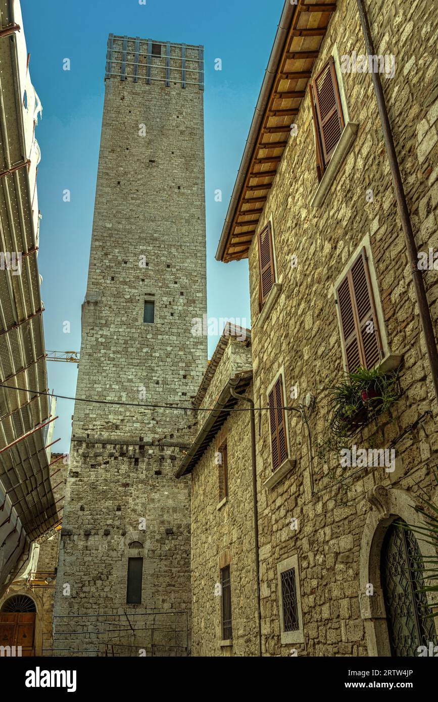Die Architektur des Ercolani-Turms gehört zum mittelalterlichen romanischen Kunstkomplex der Stadt Ascoli Piceno. Ascoli Piceno, Region Marken Stockfoto