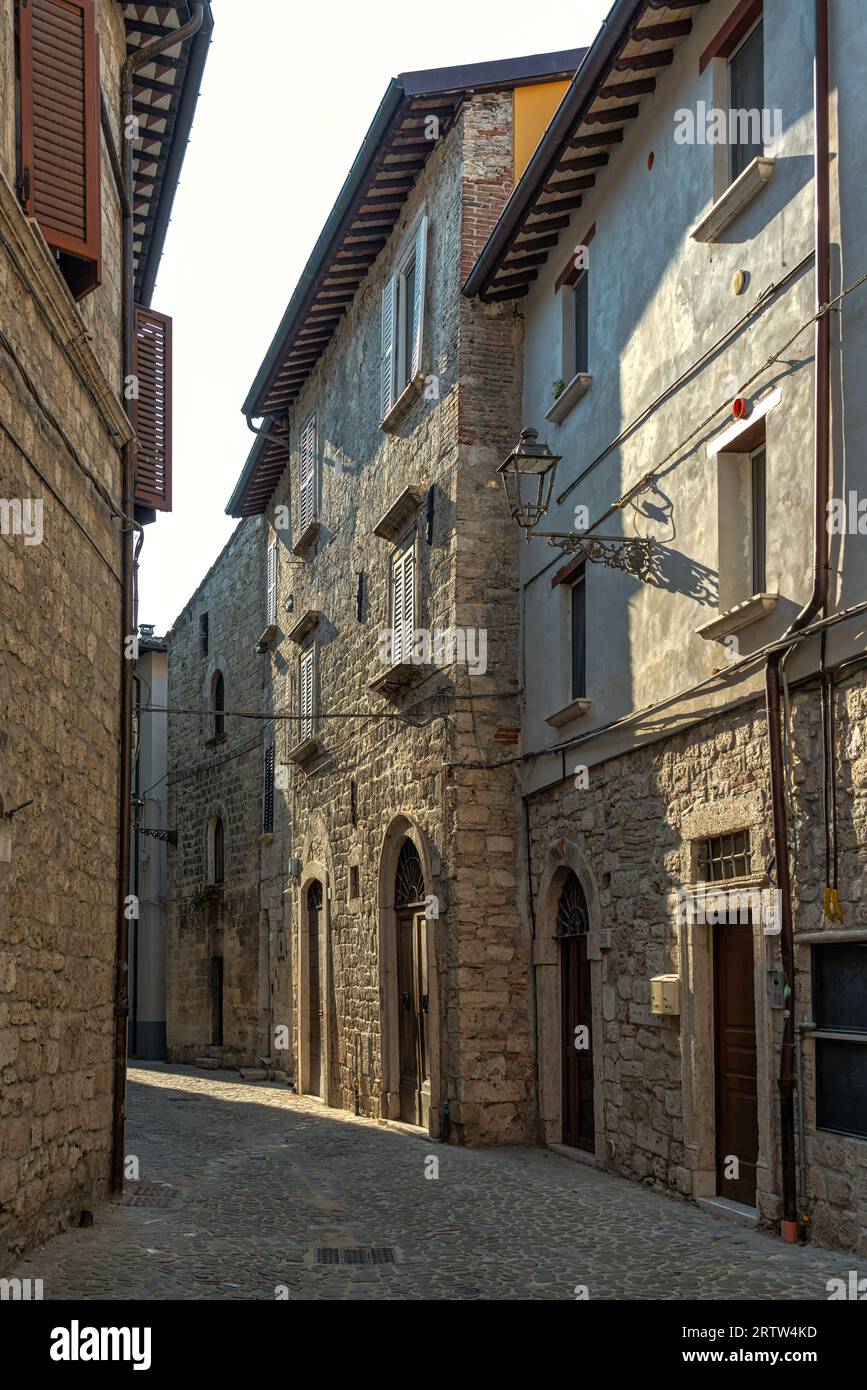Ein Blick auf das mittelalterliche Ascoli Piceno mit engen Gassen zwischen hohen Steinhäusern. Ascoli Piceno, Marche Region, Italien, Europa Stockfoto