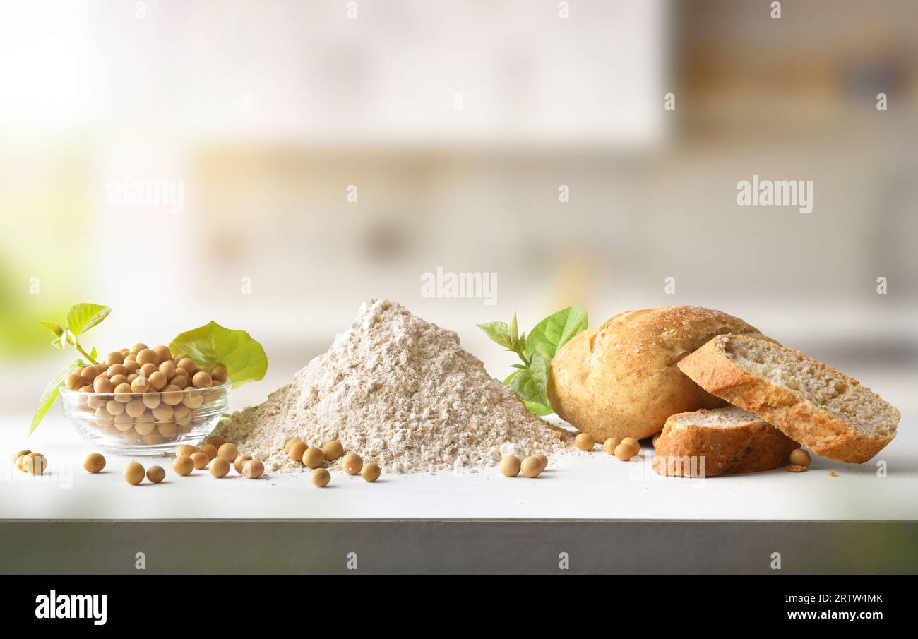 Detail von alternativem Brot mit Sojamehl auf weißer Bank und Hintergrundküche. Vorderansicht. Stockfoto