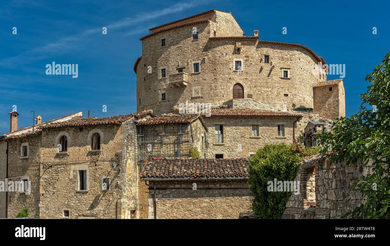 Die historische befestigte Residenz von Castel di Luco. Er steht auf einem Hügel und dominiert die Umgebung. Acquasantaterme, Region Marken Stockfoto Die historische befestigte Residenz von Castel di Luco. Er steht auf einem Hügel und dominiert die Umgebung. Acquasantaterme, Region Marken Stockfoto
