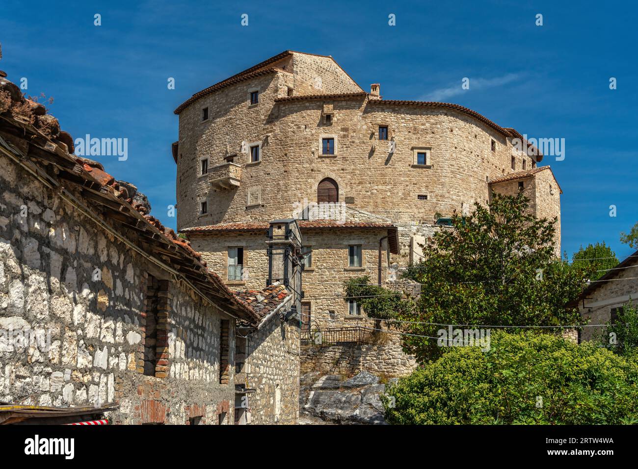 Die historische befestigte Residenz von Castel di Luco. Er steht auf einem Hügel und dominiert die Umgebung. Acquasantaterme, Region Marken Stockfoto Die historische befestigte Residenz von Castel di Luco. Er steht auf einem Hügel und dominiert die Umgebung. Acquasantaterme, Region Marken Stockfoto
