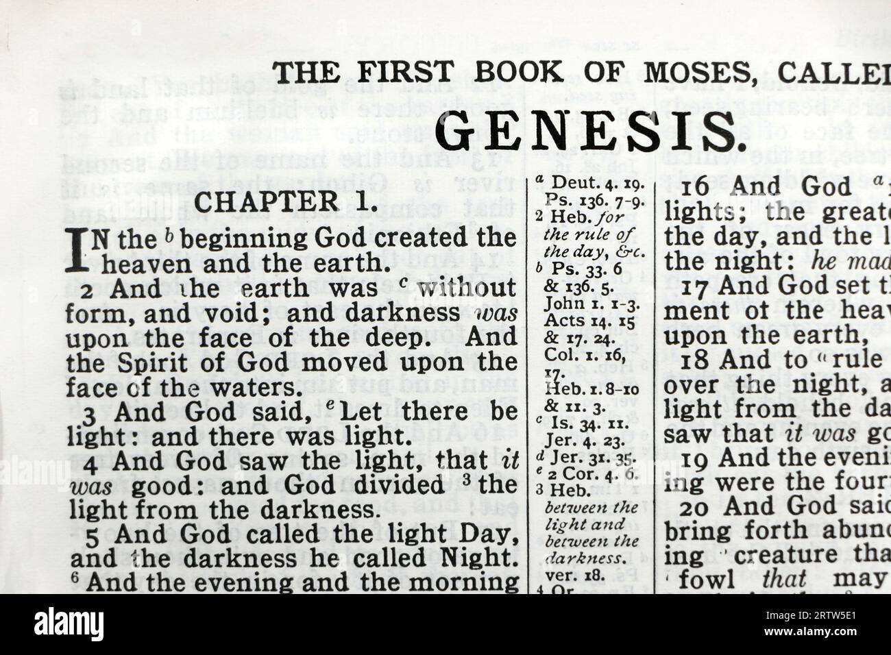 Nahaufnahme des ersten Kapitels der heiligen Bibel Genesis, am Anfang schuf Gott Himmel und Erde, christentum Stockfoto