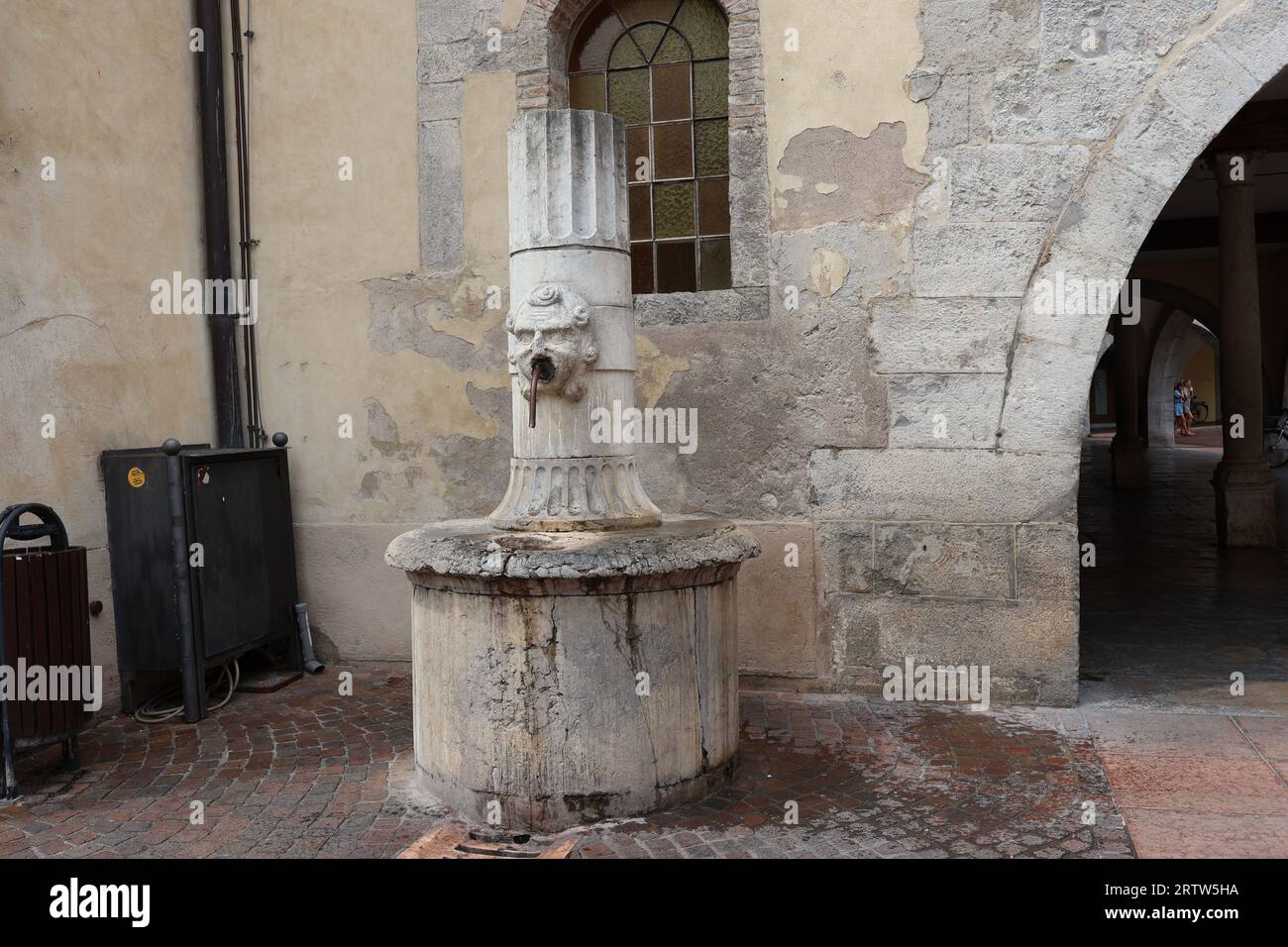 Ein Bild eines wunderschön gefertigten Wasserhahns draußen auf dem Platz neben dem Hafen in Riva del Garda Stockfoto