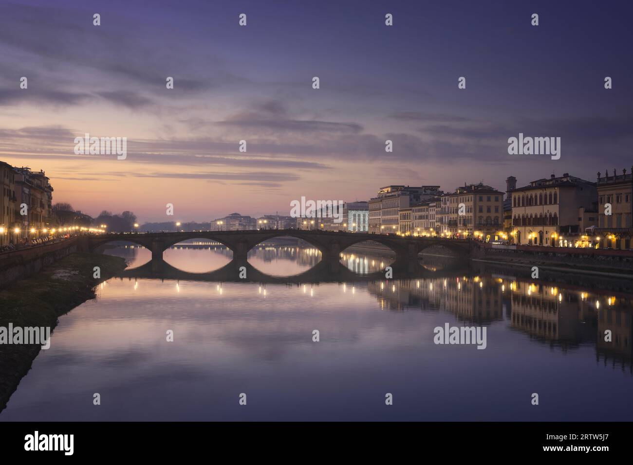 Florenz, Ponte alla Carraia mittelalterliche Brücke auf dem Arno bei Sonnenuntergang. Toskana Region, Italien. Stockfoto