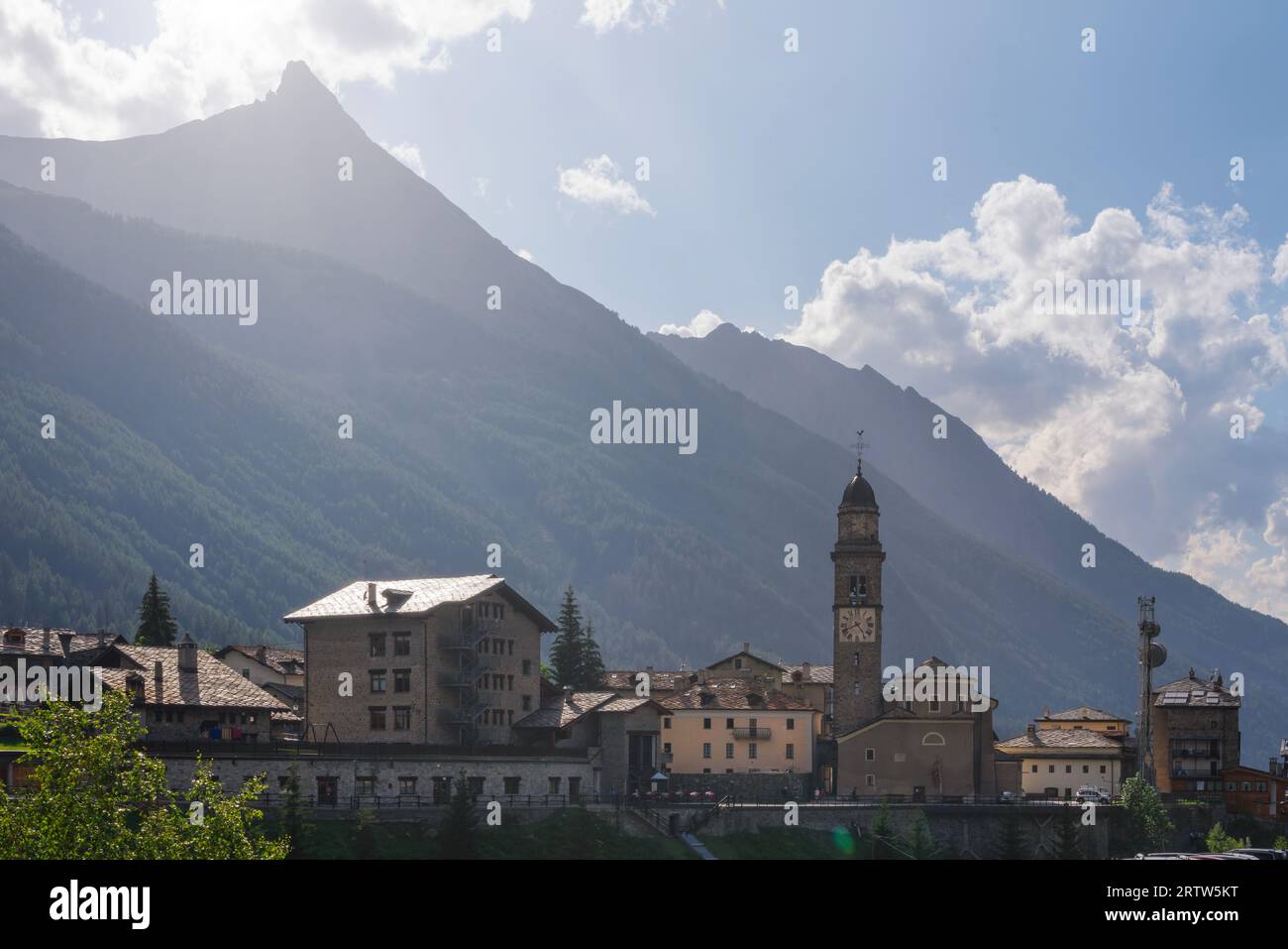 Blick auf die Skyline des Dorfes Cogne mit der Kirche, im Nationalpark Gran Paradiso, Aosta-Tal, Italien Stockfoto