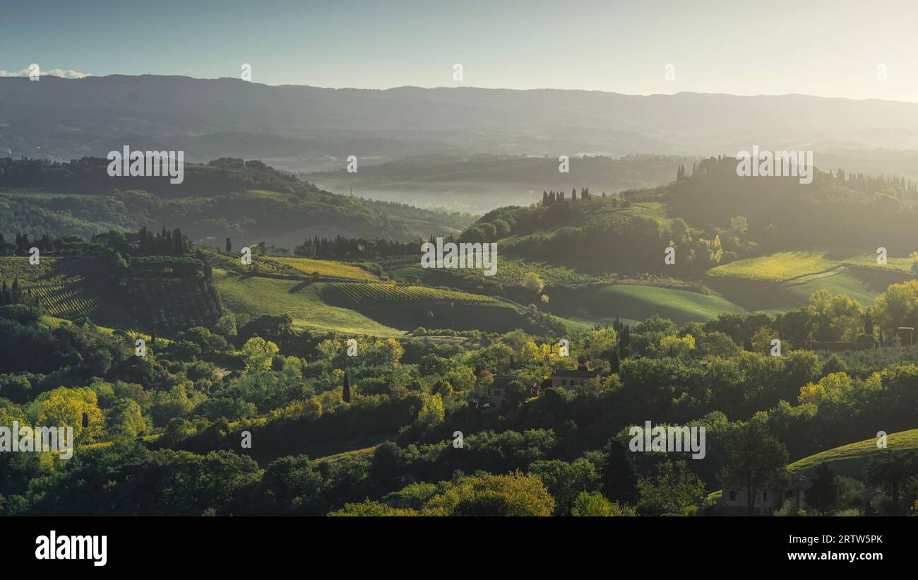 Ländliche Landschaft rund um die Stadt San Gimignano an einem nebligen Morgen. Provinz Siena, Toskana Region, Italien Stockfoto