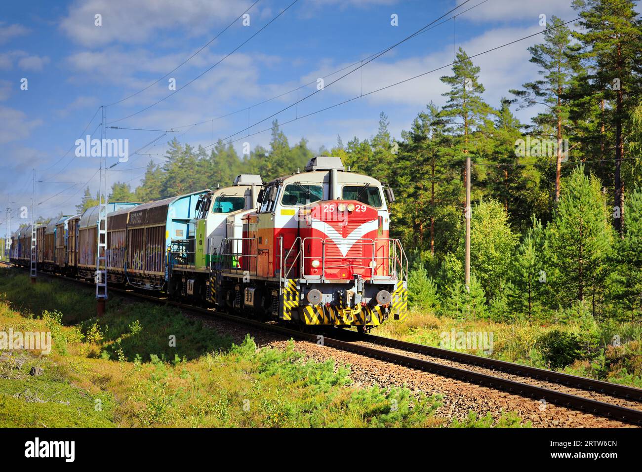Zwei Diesellokomotiven der VR-Gruppe Dv12, Nr. 2529 und 2618 im vorderen Güterzug Richtung Hanko. Raasepori, Finnland. September 2023 Stockfoto
