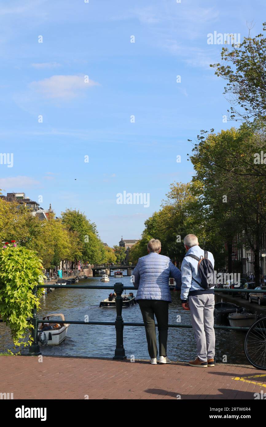 Amsterdam. Senioren genießen den Blick auf Amsterdam. Stockfoto