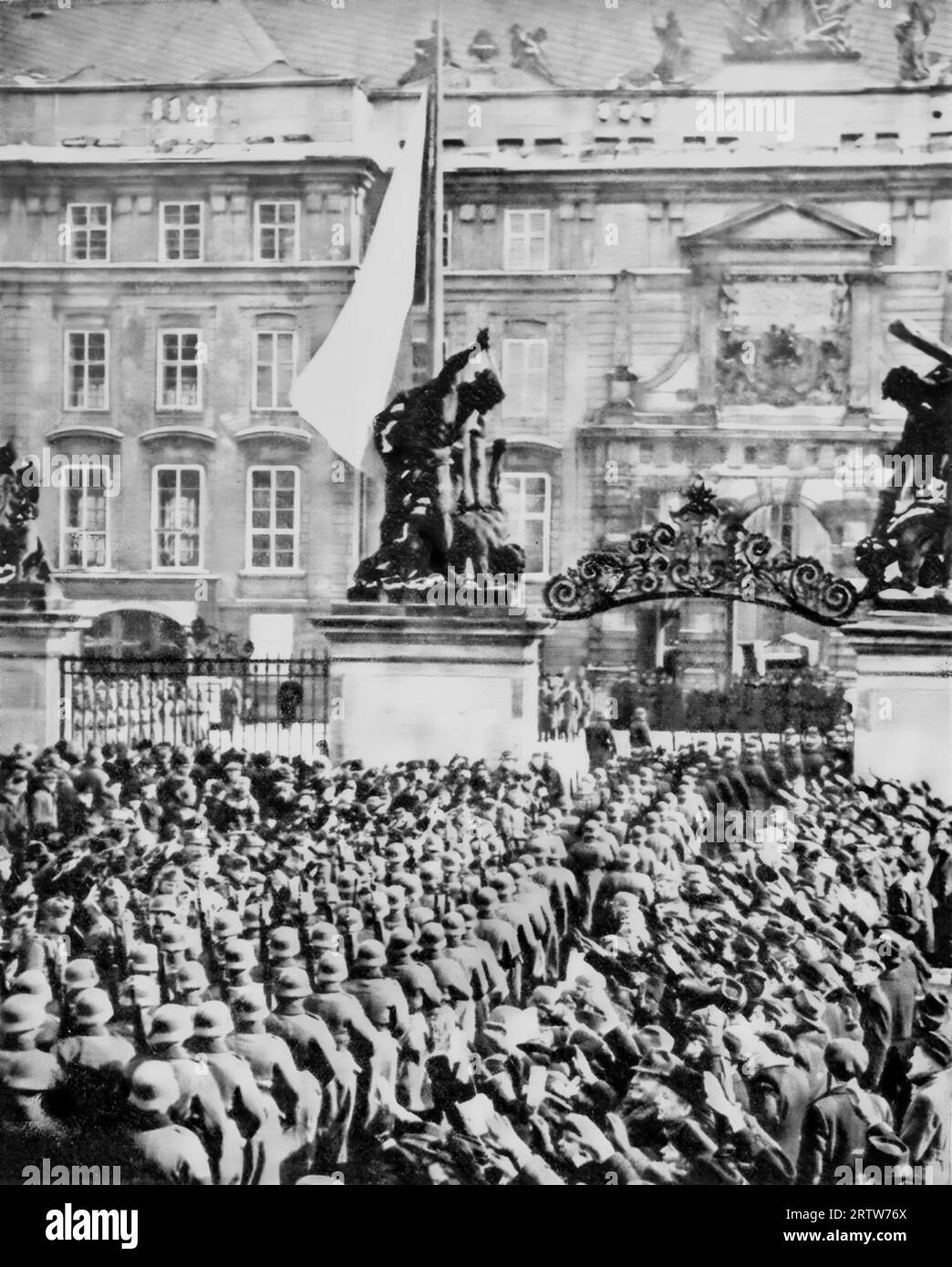 Deutsche Truppen betreten im März 1993 die Burg Hradcin, den Regierungssitz in Prag, Tschechoslowakei. Von Sympathisanten begrüßt, war es eines der Ereignisse, die zum Zweiten Weltkrieg führten. Stockfoto