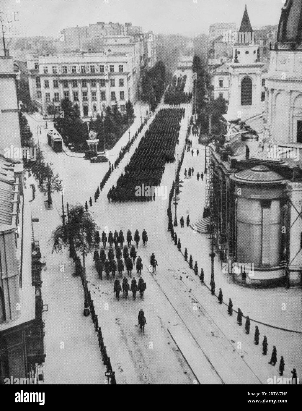 Nach der Invasion Polens flog Adolf Hitler am 5. Oktober 1939 nach Warschau, um bei einem vormarsch seiner siegreichen Armee den Gruß zu nehmen. Obwohl Truppen die Straßen säumten, um die Massen in Schach zu halten, blieb die lokale Bevölkerung drinnen, daher die leeren Straßen. Stockfoto