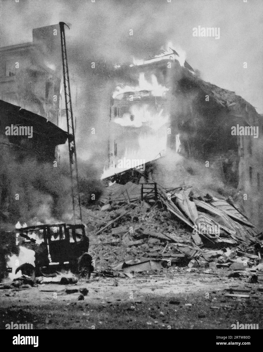 Die Folgen eines Luftangriffs russischer Bomber auf Helsinki, Finnland, am 30. November 1939. Am 23. August 1939 unterzeichnete die Sowjetunion einen Nichtangriffspakt mit Deutschland, der ein geheimes Protokoll enthielt, das Osteuropa in deutsche und sowjetische "Einflusssphären" aufteilte und mögliche "territoriale und politische Umgestaltungen" dieser Länder vorwegnahm. Stockfoto