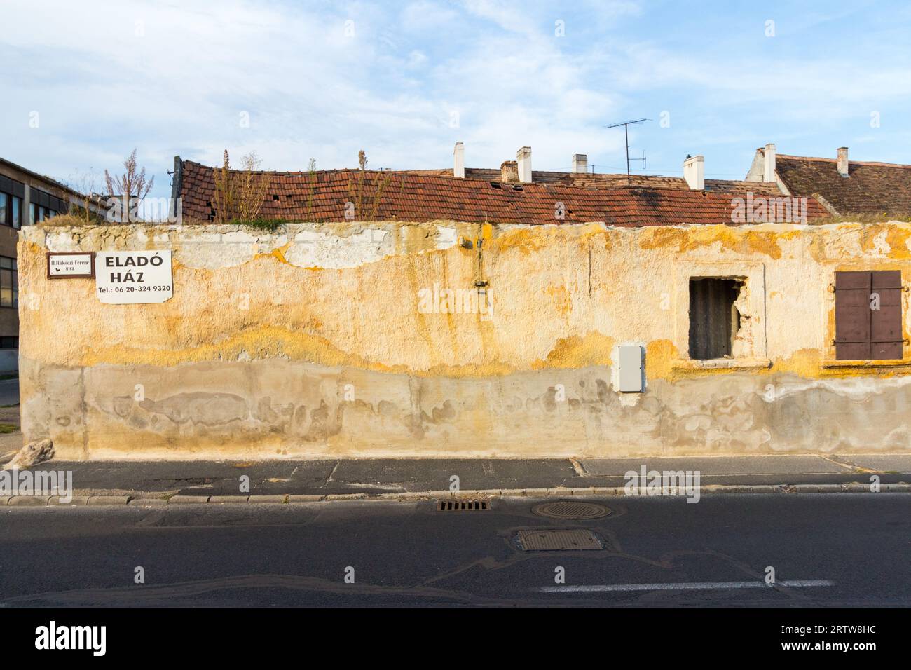 Ruine Haus zum Verkauf, altes Gebäude Drahtdach, Sopron, Ungarn Stockfoto